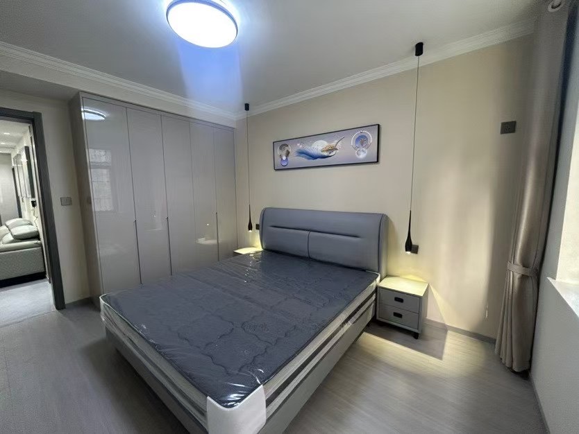 降价了，沔阳xiao学老二中，步梯2楼，全新装修大三房，单价3千多，证满五，旁边就是步行街和武商