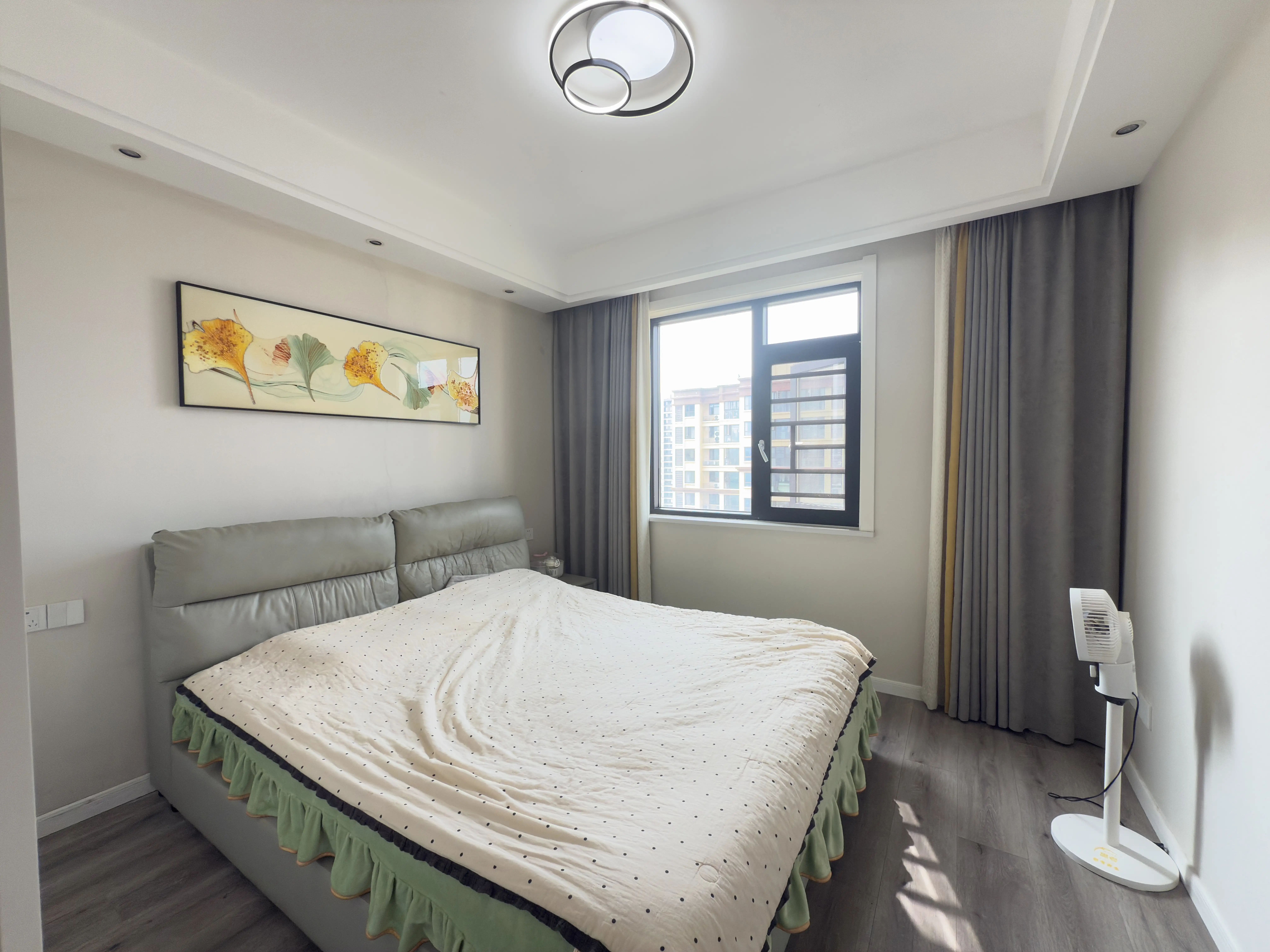 城南，领秀城，边户。精装三房，南北双阳台，凤凰楼层