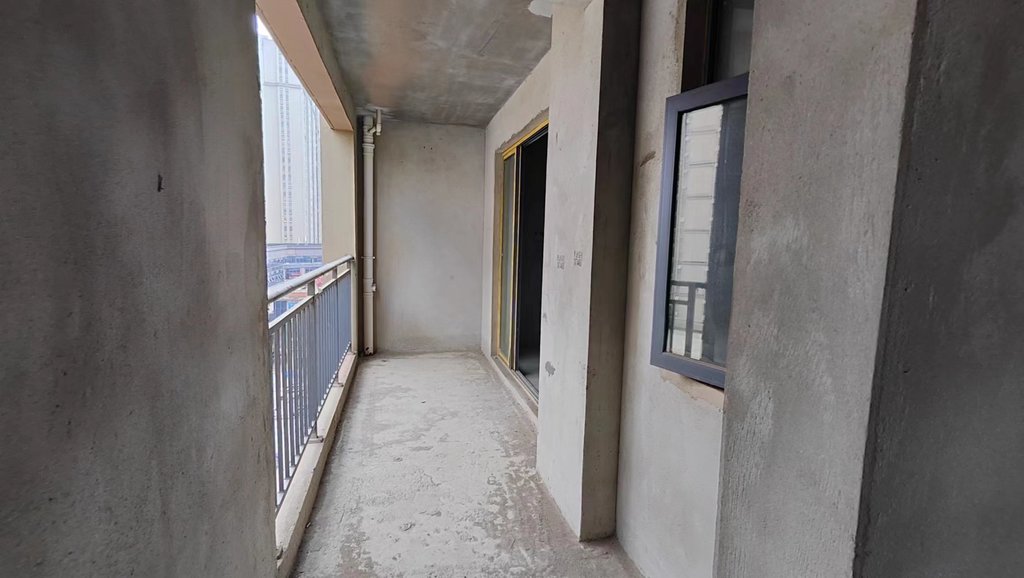 新三中元泰未来城毛坯大三房电梯好楼层采光视野到位，大阳台