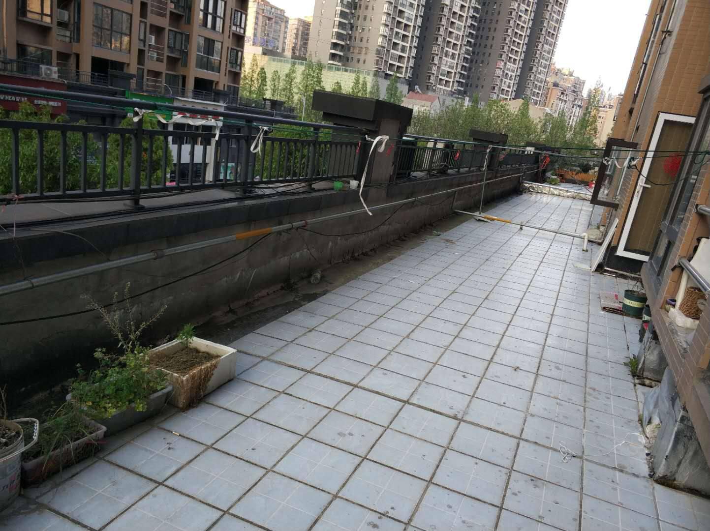 城南，沔阳公馆，带露台，小高层1梯2户，精装三房，全屋品牌家私家电，证满二