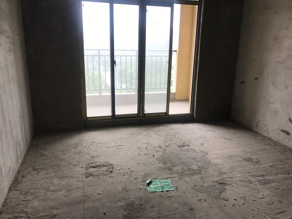 新城一号五期 毛坯三房  中间楼层 送入户花园  证件在手