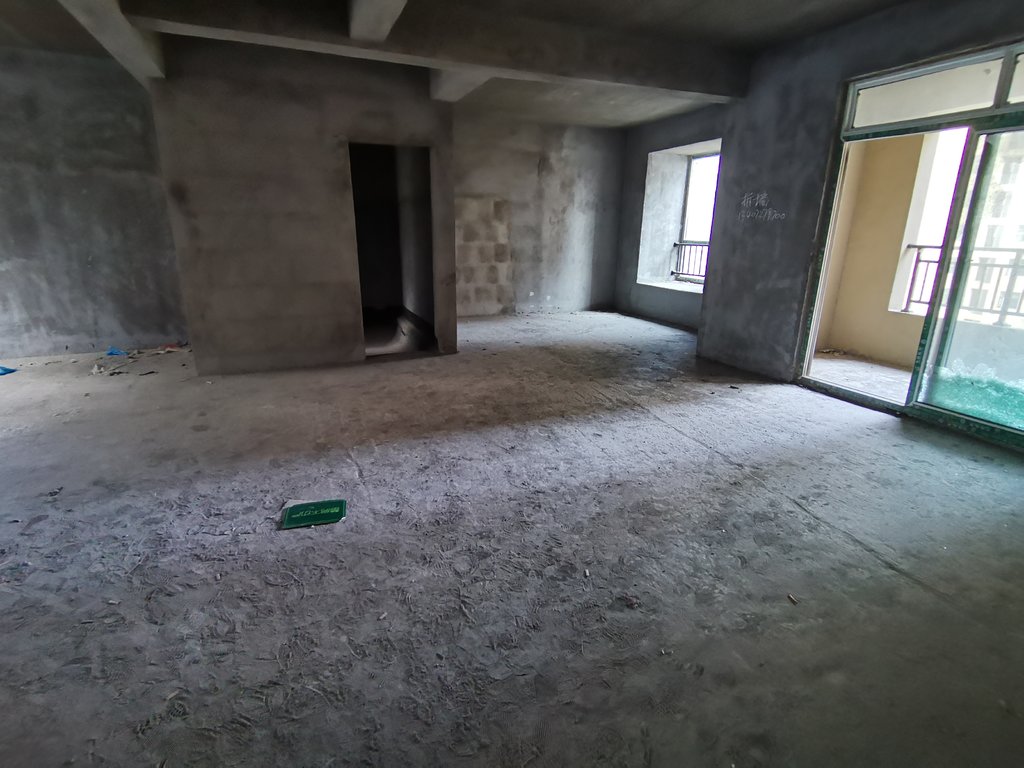 新三中对面元泰未来城好房来啦户型方正通透，娃儿上学近，业主诚意出售