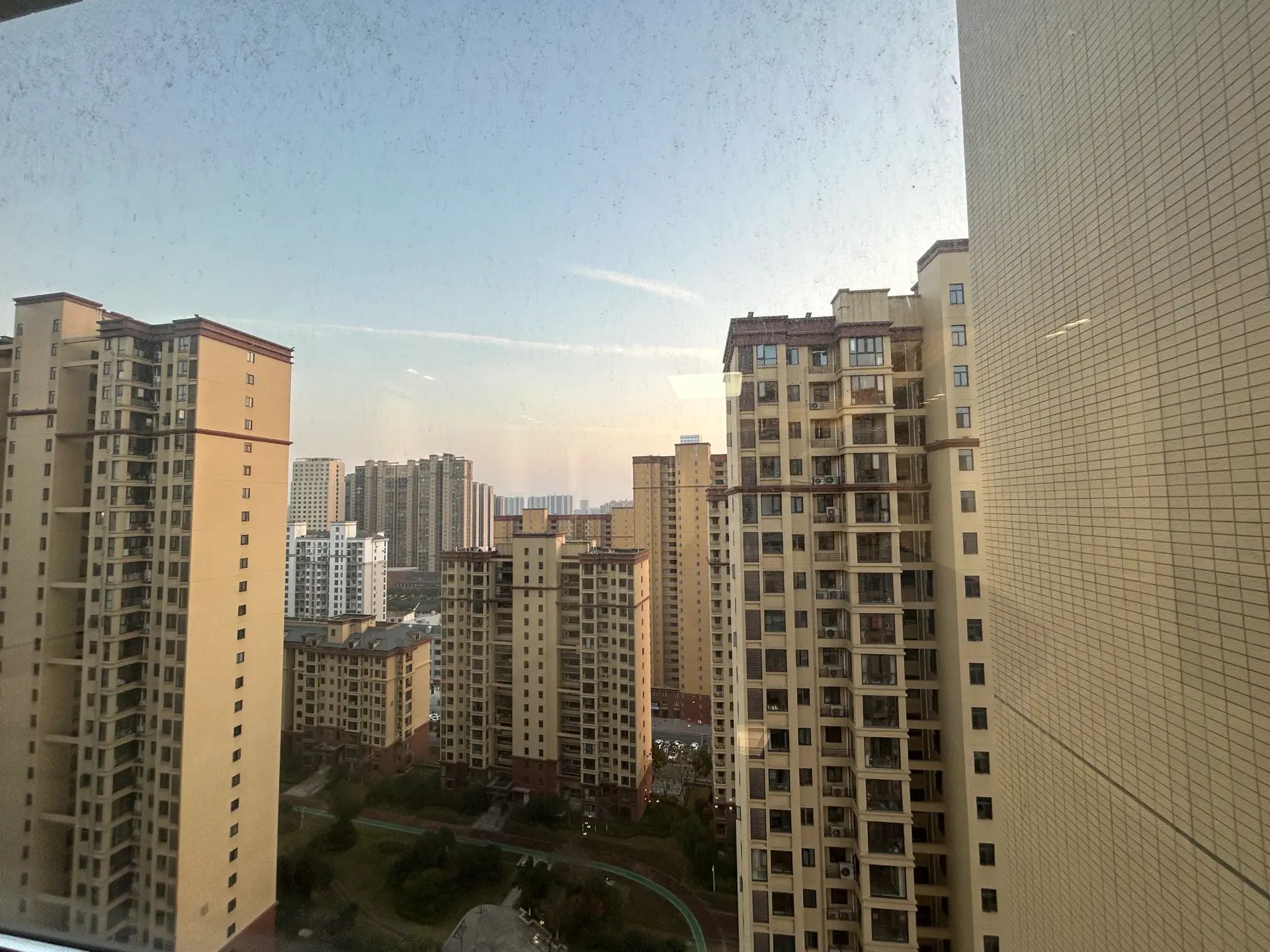 城南，领秀城。‬边户，人车分流，电梯好楼层，全新装修，证满二。精装三房