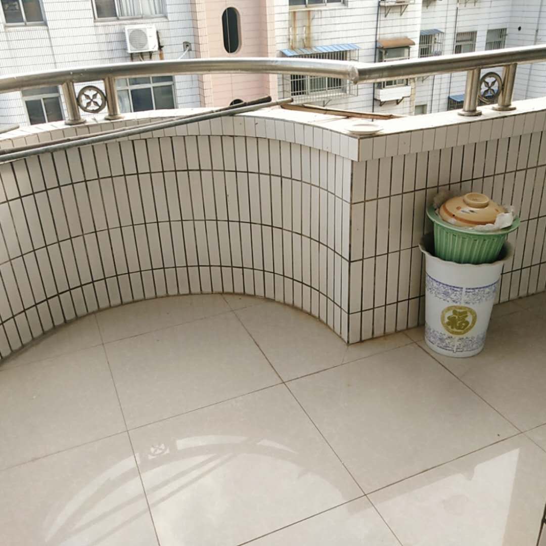 复州花园全新装修大三房中间楼层全新家电满五