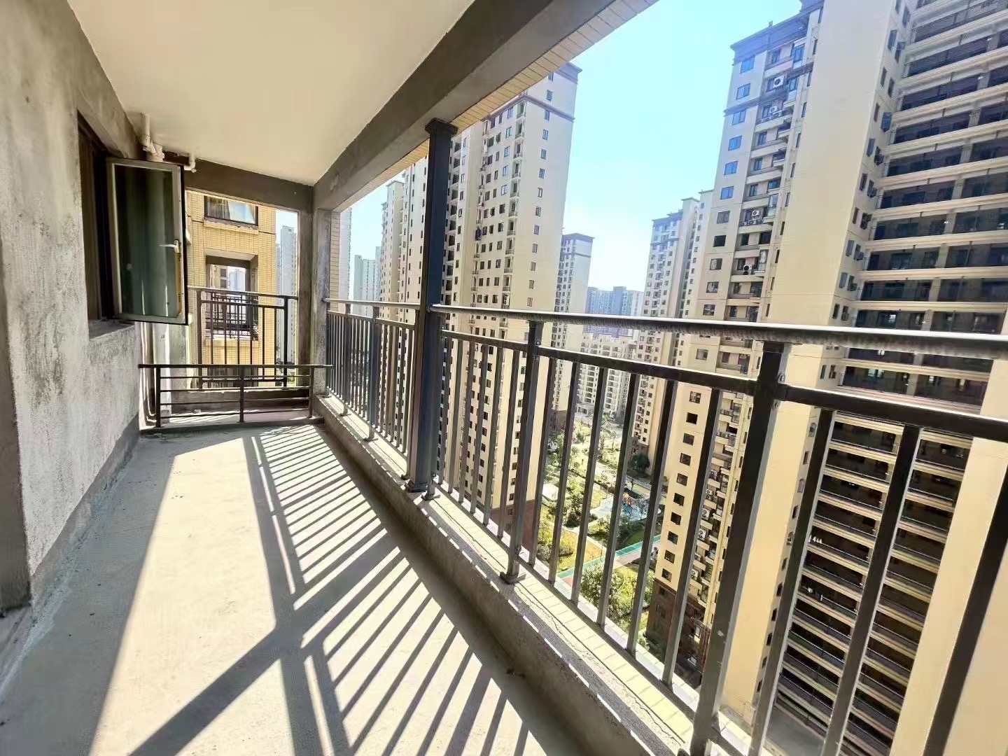 房东急售，蓝天白云，东边户 ，好楼层，单价6100，满二，采光好