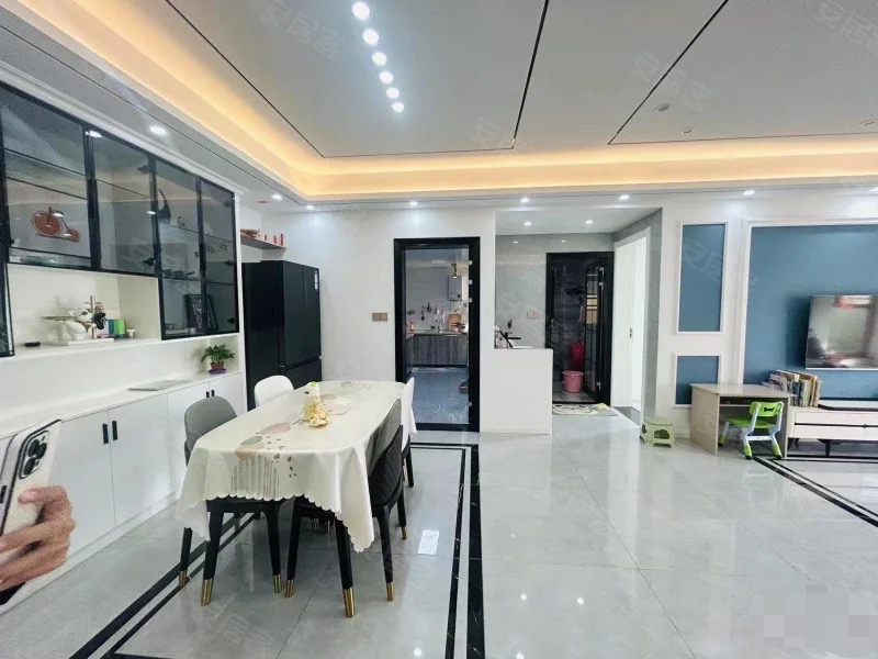 捡漏，新城壹号，电梯小洋房，7楼，总高11层​，精装小3房，装修99新，三开间朝南，证满二