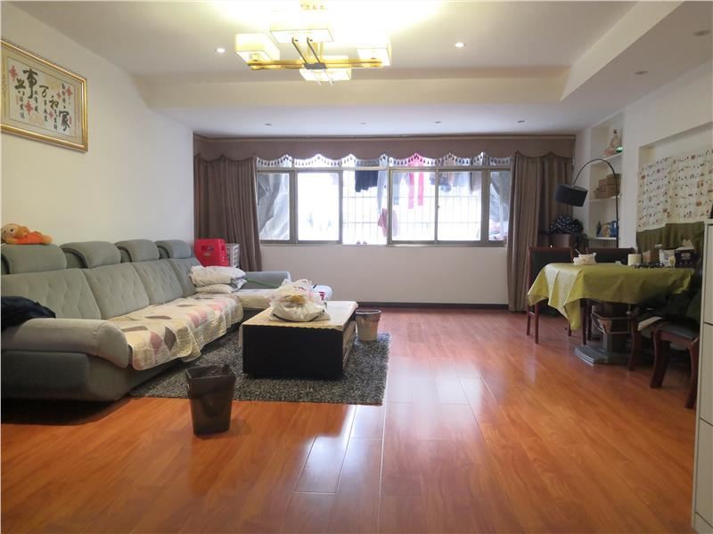 城南 好地段 菜场都非常近步梯好楼层，证满两年，看房方便