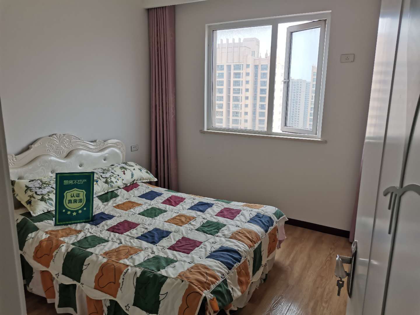 满庭春供暖精装大三房中高层户型方正，小区环境，优美采光充足