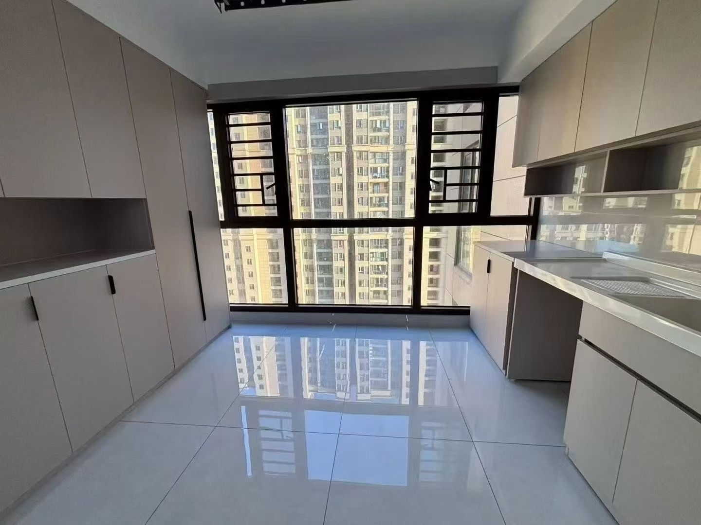 城南次新小区，森林国际翡冷翠。装修新，东边户，电梯20楼，南北通透