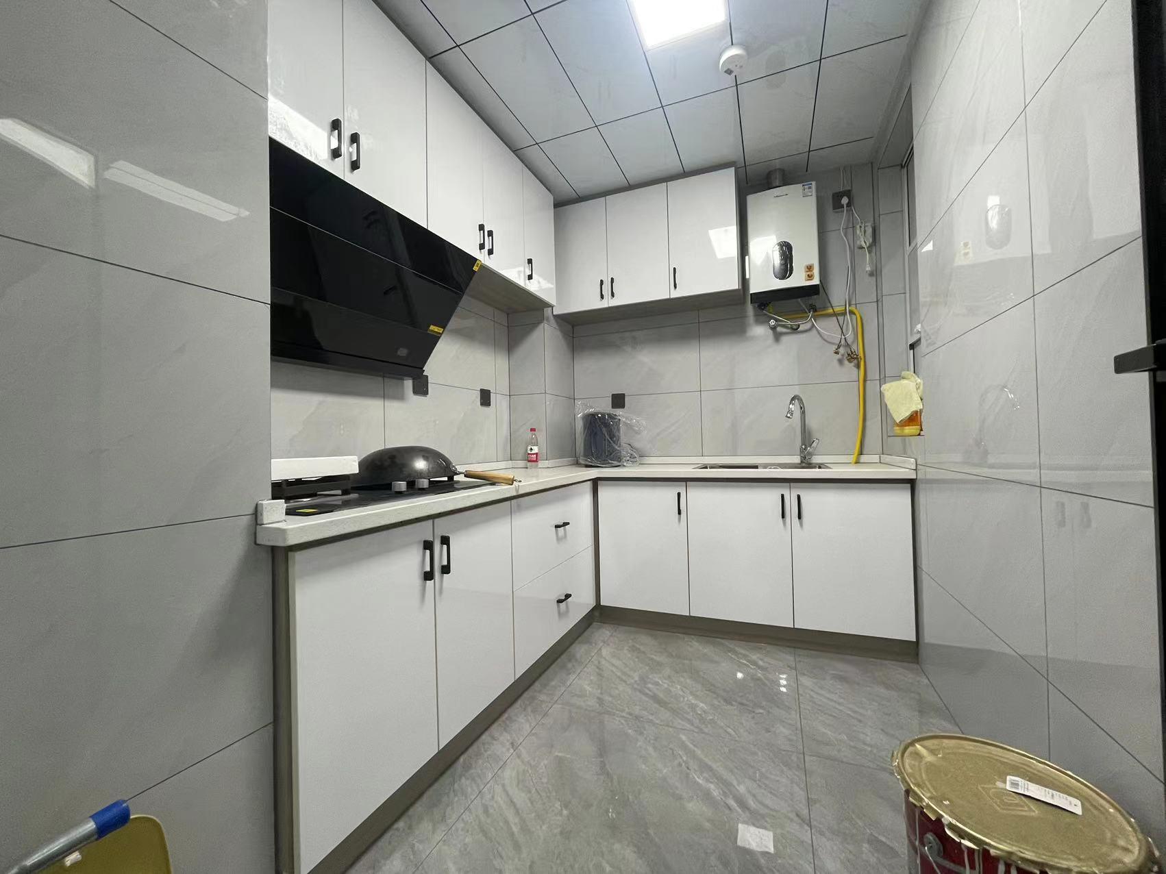 湖景房，9.9成新，基本未住，电梯好楼层，精装三房