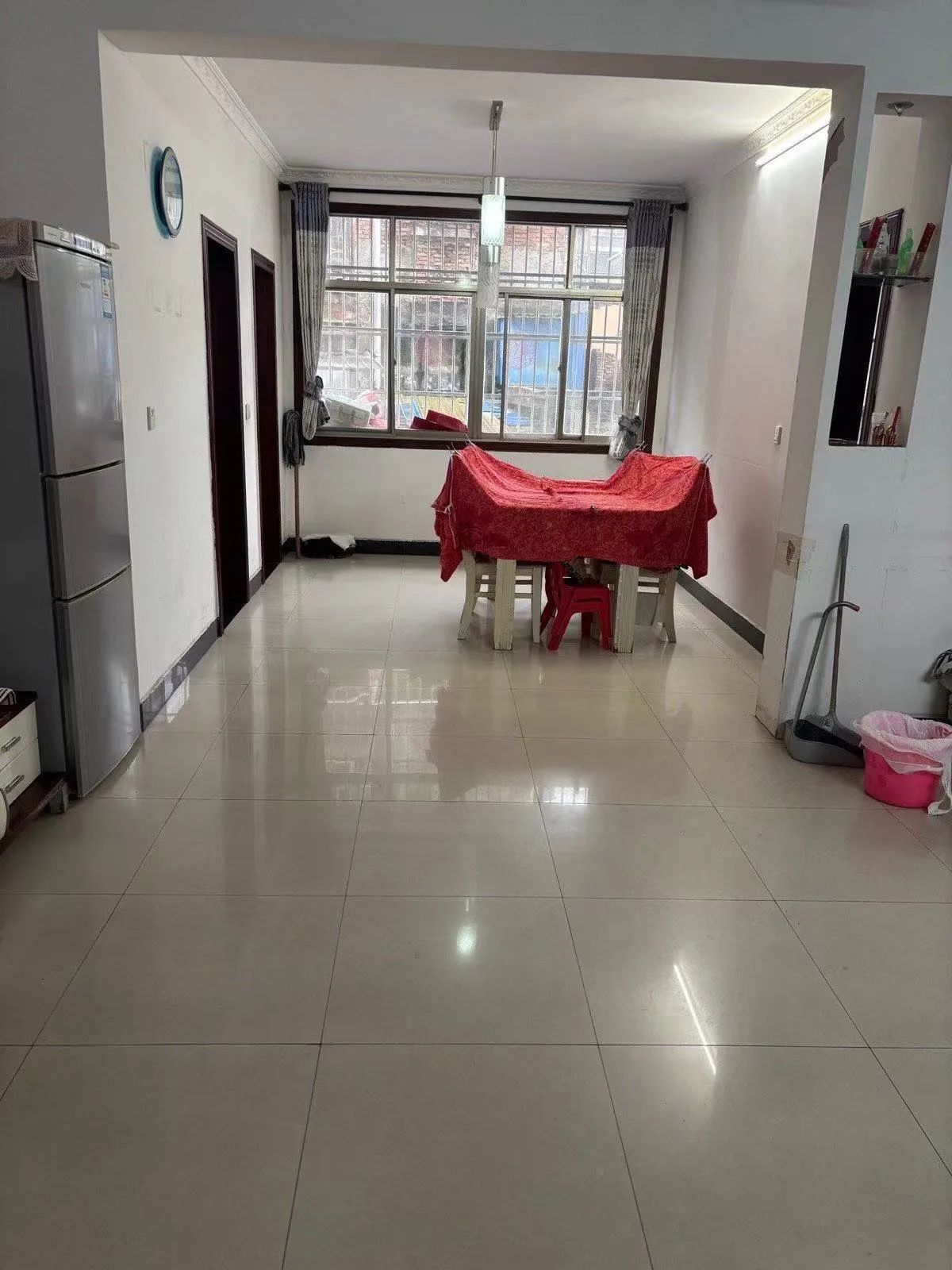 环球对面，步梯三楼，小区外墙新，有院子，3房2卫，证满二，看中可谈