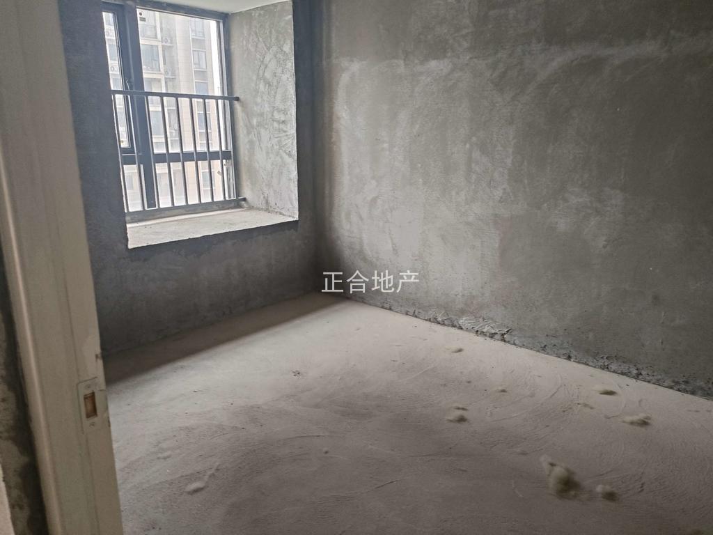 急售，森林国际城，电梯好楼层，满两年毛坯3室2厅2卫，二中二小