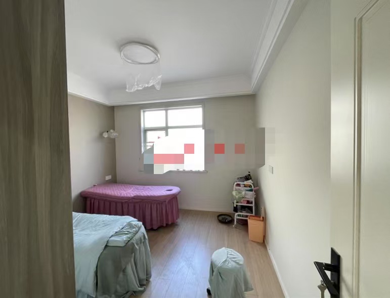 城南，领秀城，8楼边户，全新6300单价，精装三房，南北通透