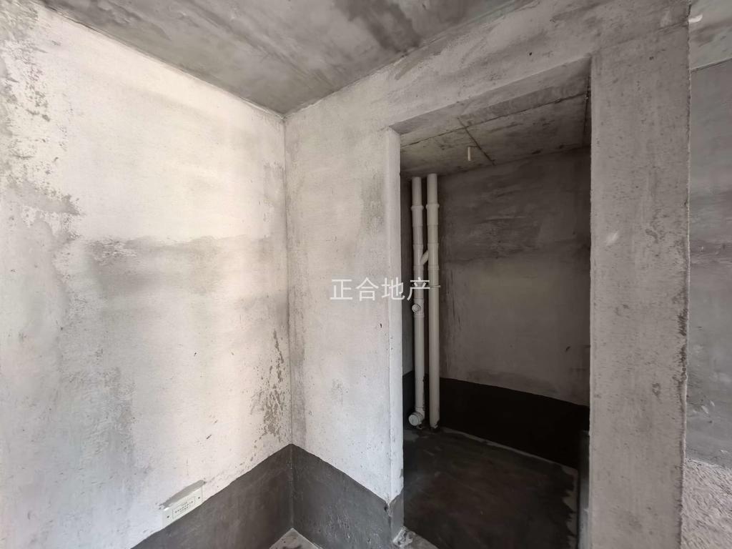 荣怀a区，现房，电梯小高层，好楼层15楼，4开间朝南，68万包满二