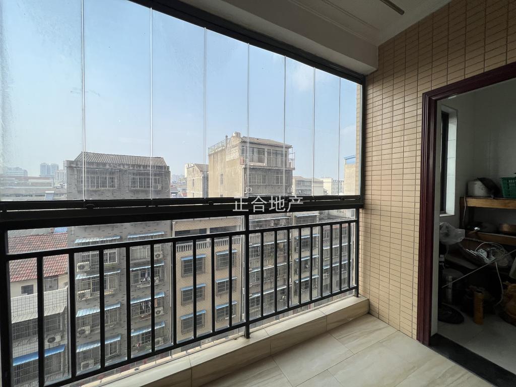 城南，忆美国际公馆，精装大四房，电梯5楼，装修成色新，单价4字出头，证满二