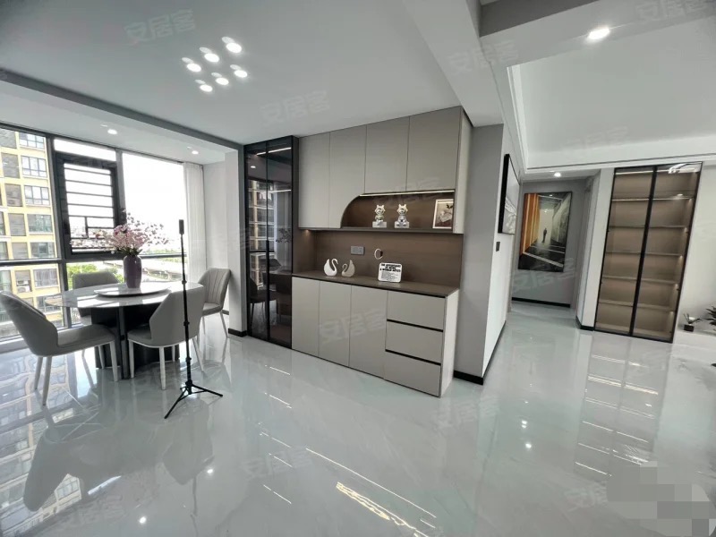 新城壹号，精装大三房，全新精装，东边户，南北双阳台，单嫁5800+，证满二