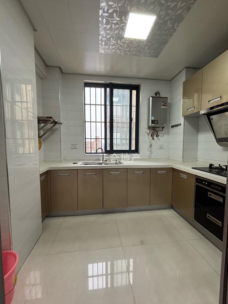 捡漏，城南，一品苑，精装三房两卫，单嫁才4300，好楼层，证满二