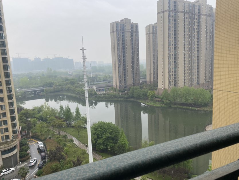 新城壹号四期湖景房，三房两厅两卫，满二