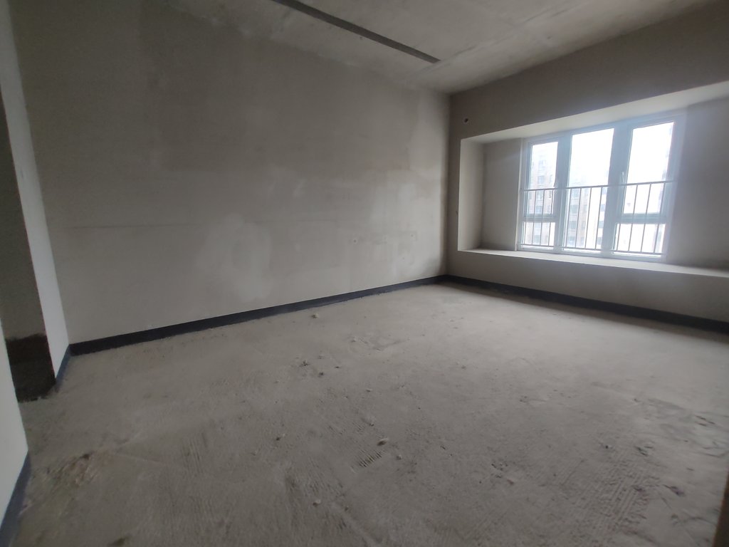 碧桂园.毛坯大四房.四开间朝南.买房送车位.看房方便