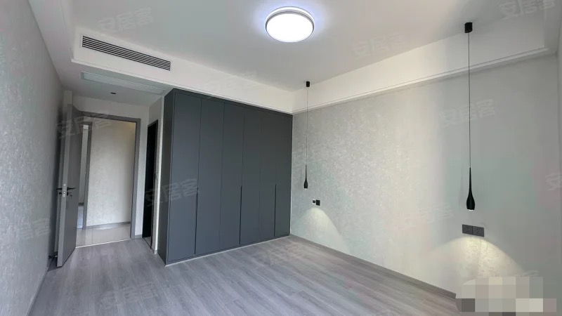 城南，新城一号五期，一梯二户洋房，总高8层，全新精装三房二卫，满二，全屋中央空调，单价6千多点，