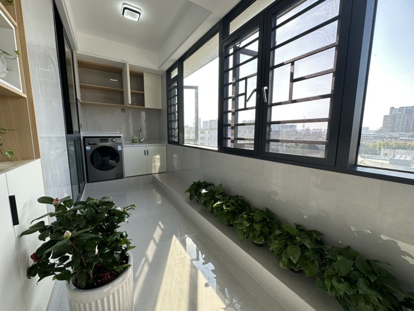 急卖，沔州晓学里，带电梯，单位宿舍楼，好停车，全新装修，顶楼上面还有一层斜坡屋顶