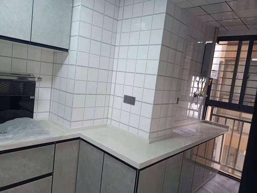 森林国际城湖景精装大两房，电梯好楼层证满二新二中附近