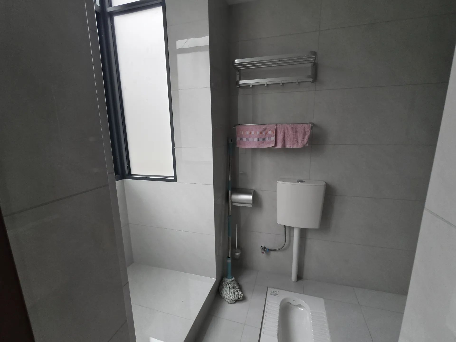 捡漏，老三中旁，步梯四楼，，精装大三房，双阳台，拎包直住，证满二