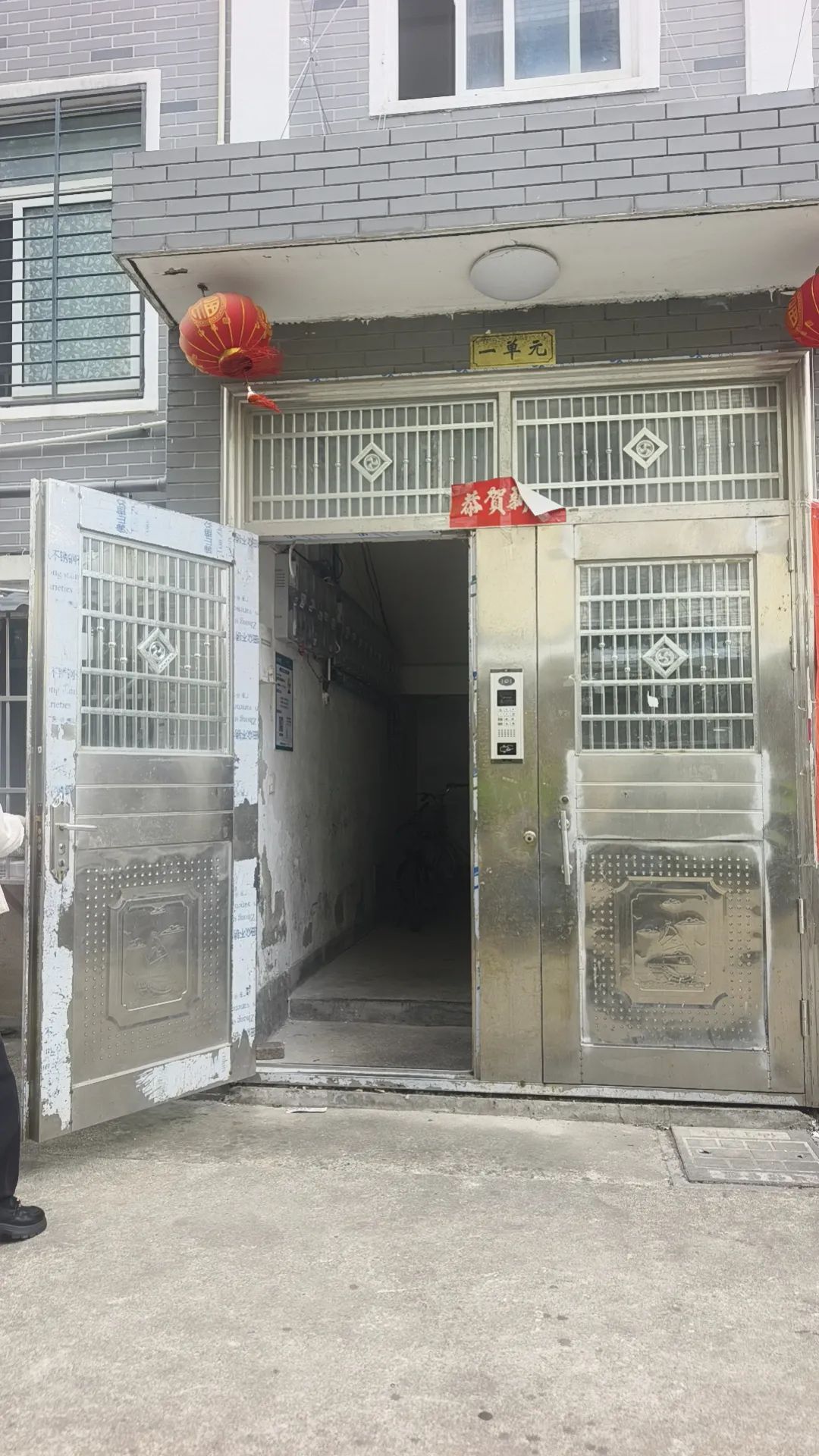 武商附近，精装3房2厅2卫，步梯。证满二。诚心出售