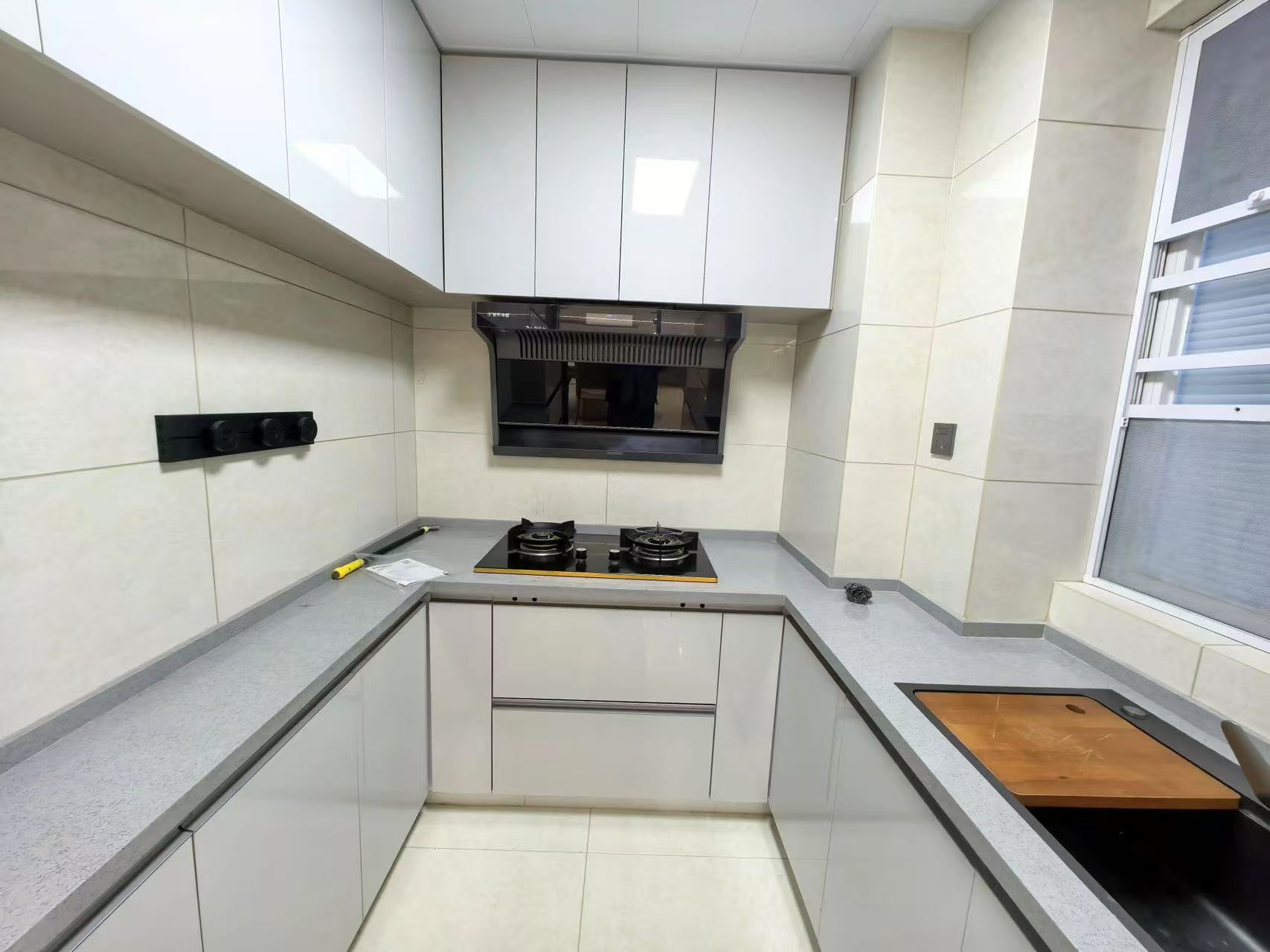 城南，蓝天新城，精‮三装‬房‬两卫，全‮中屋‬央‬空调，‮车带‬位，证满二