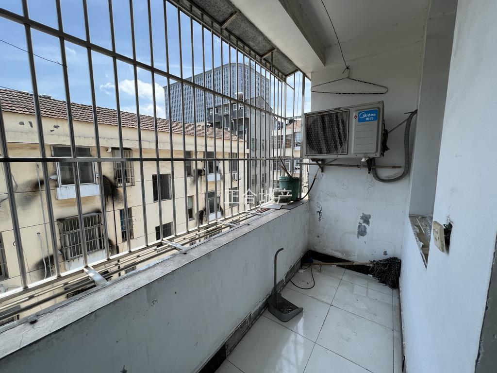 沔中旁边，步梯4楼，两证齐全总价16.8，房龄很新