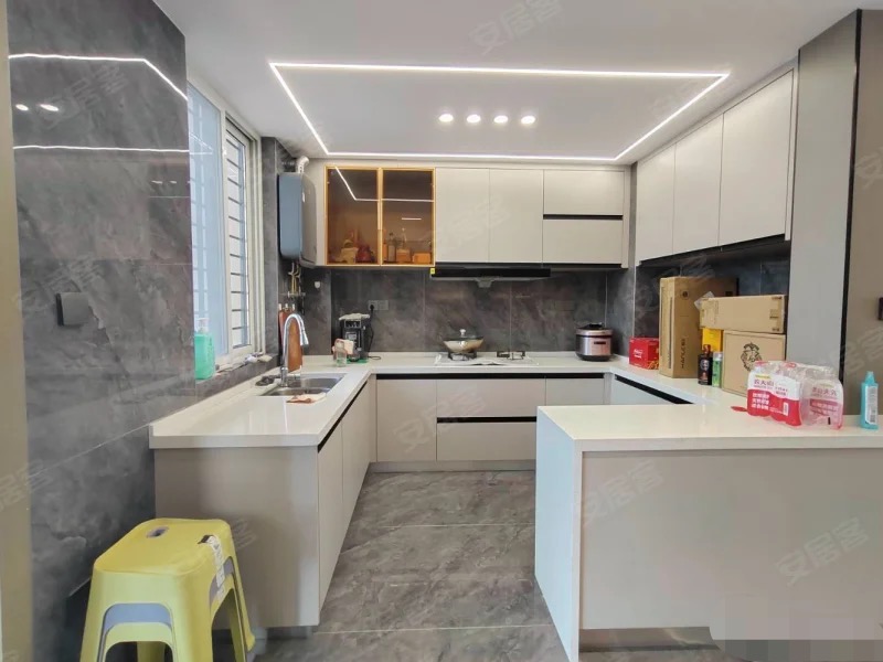 城南，南国明珠，主卧带衣帽间，精装四房，南北双阳台，证满二