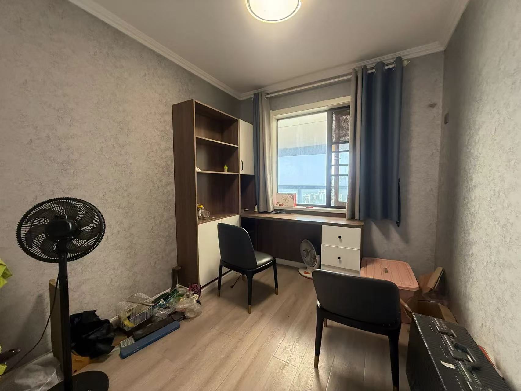 急售，城西，绿地香格里拉，电梯精装三房两卫，证满二，单价3800，