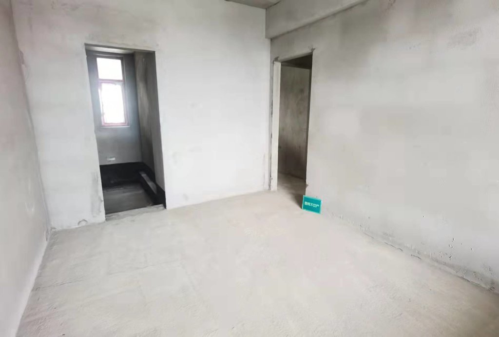 风和日丽.毛坯三房.买房送车位.中间楼层.看房方便