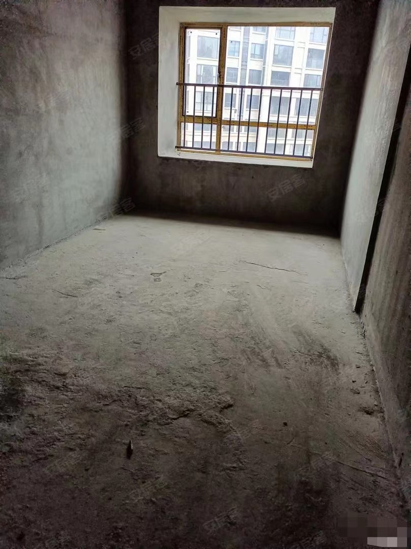 77，房东急售，城南大三房，沔阳xiao学旁，单价4字开头，满二，低总价带车位