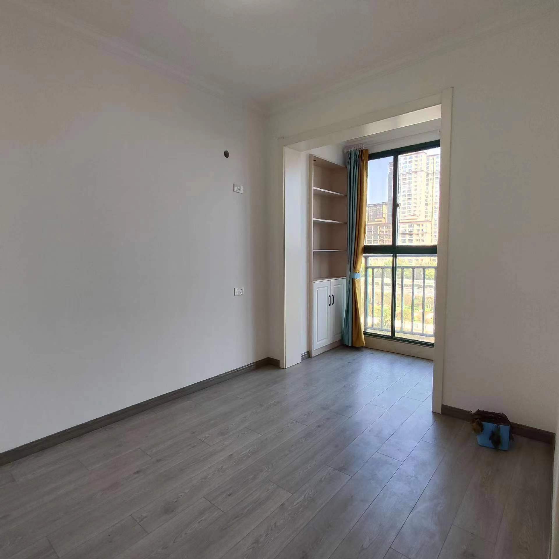 新城一号五期带装修看房方便家电齐全大小区环境好