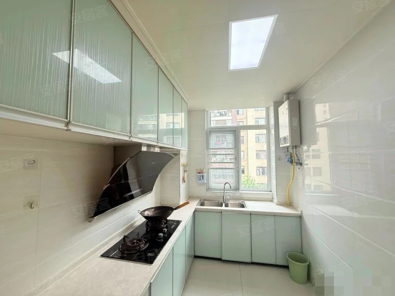 中央华府，9.5成新，精装四房两卫，电梯小高层，单嫁4字头，中间楼层