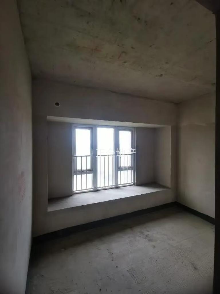 城南，碧桂园，单价5200，毛坯四房，电梯好楼层10楼，证满二，大阳台