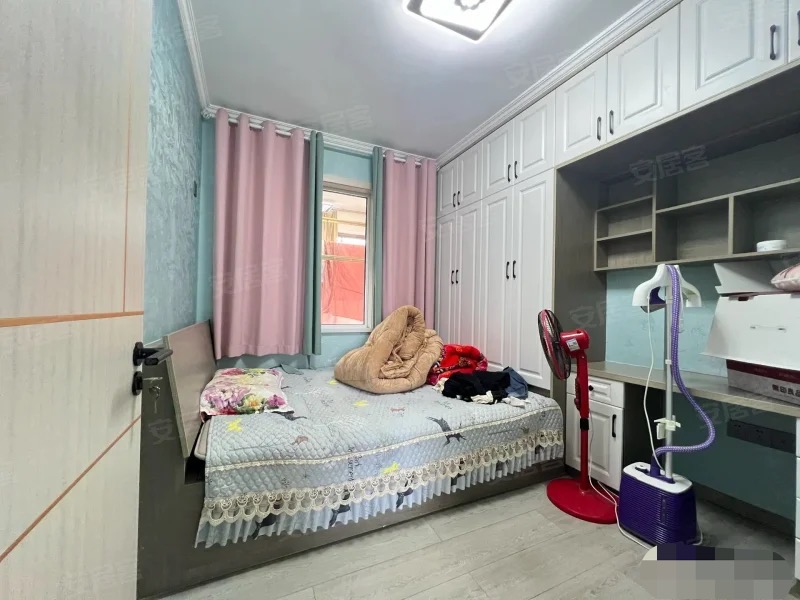 锦绣江山，单价5500，精装3房，中高楼层，业主自己装的婚房，满二