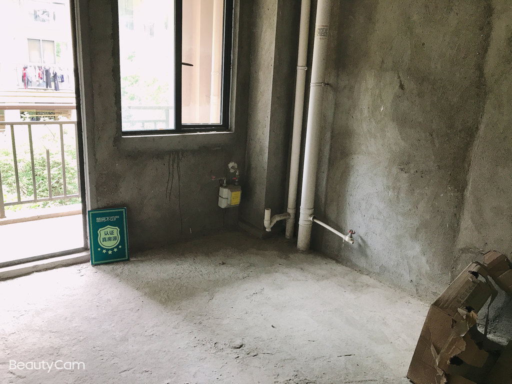 绿地华庭锦城毛坯三房中间楼层户型方正房东诚意出售