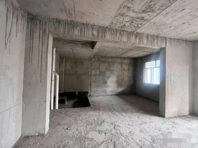 银浮领秀城，楼梯和现浇已弄好，带地下停车位电梯洋房，复式大平层，实际面积300多平，证满二，南北通透双阳台，四开间朝南，