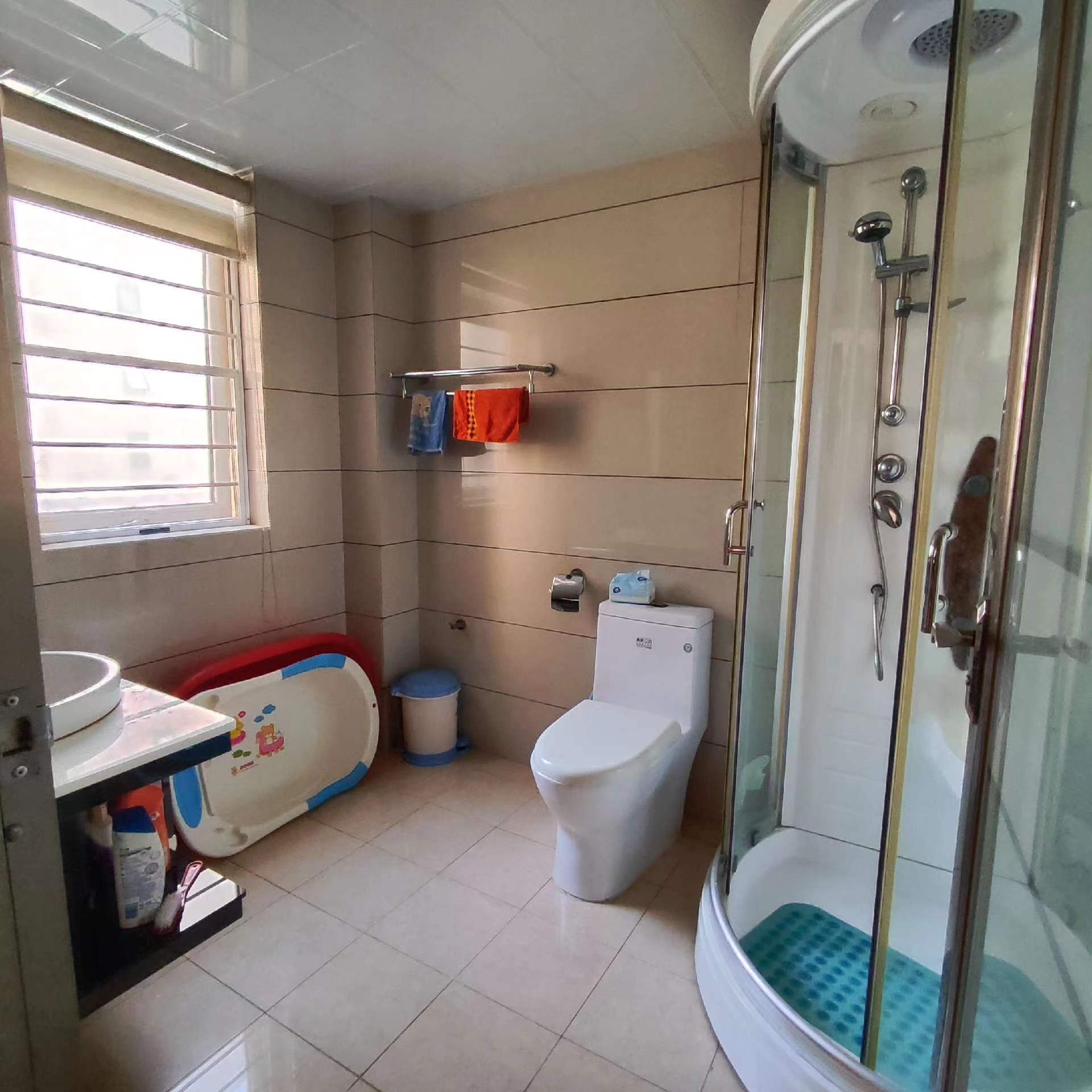 中央华府.精装四房.房子成色新.下楼就是學笑.看房方便