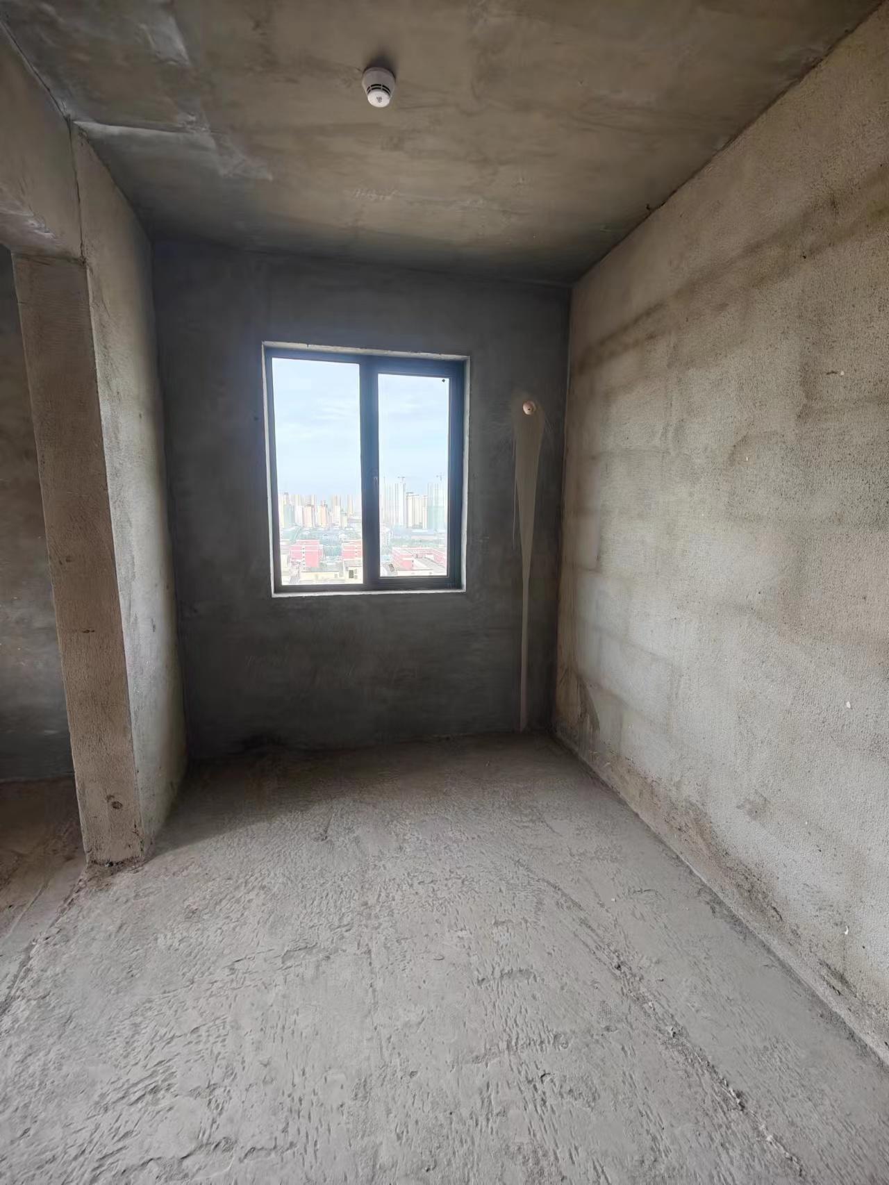 环球广场3室2厅2卫中高楼层110平米单价4000元优价出售，证件满2年