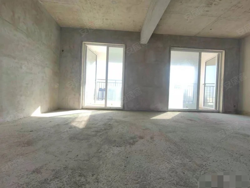 249.，降价了，房东急卖，蓝天花园，电梯28楼，东边户，一梯一户，三房两厅两卫，南北通透