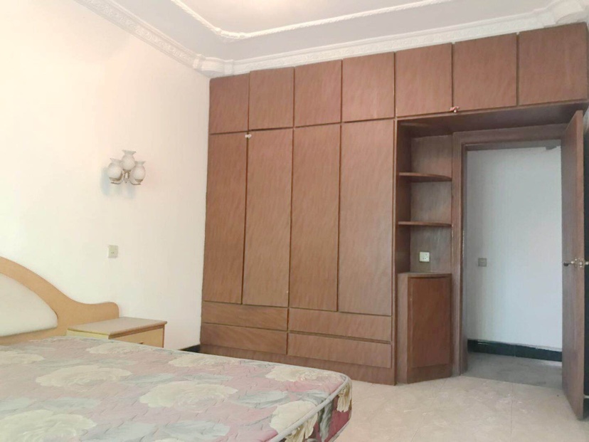 桃园小区三室两厅两位，步梯好楼层，