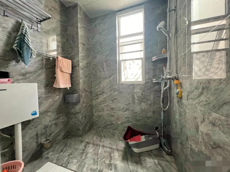 锦绣江山，单价5500，精装3房，中高楼层，业主自己装的婚房，满二