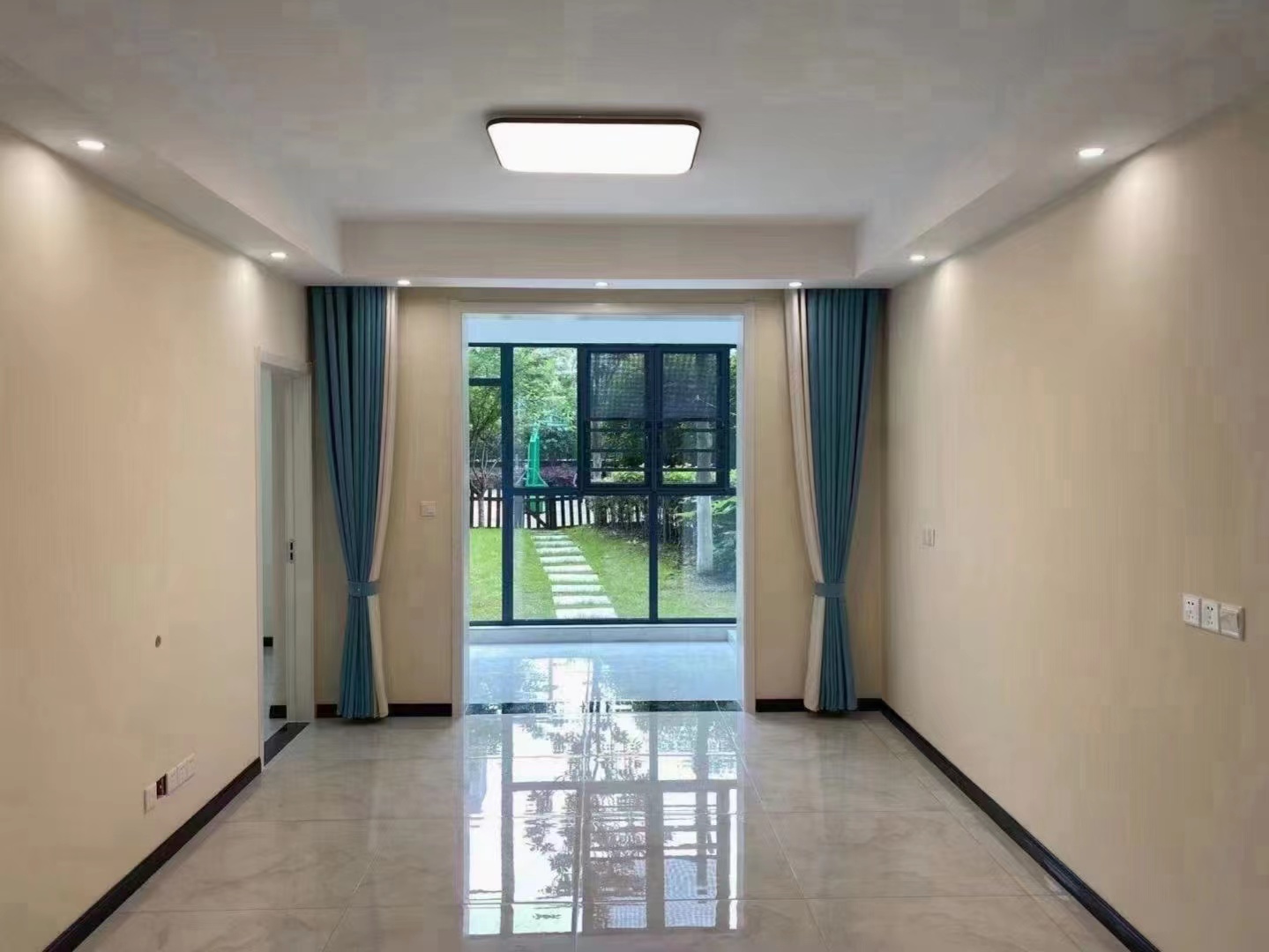 新三中门口，精装三房带大院子，采光好，超宽楼间距