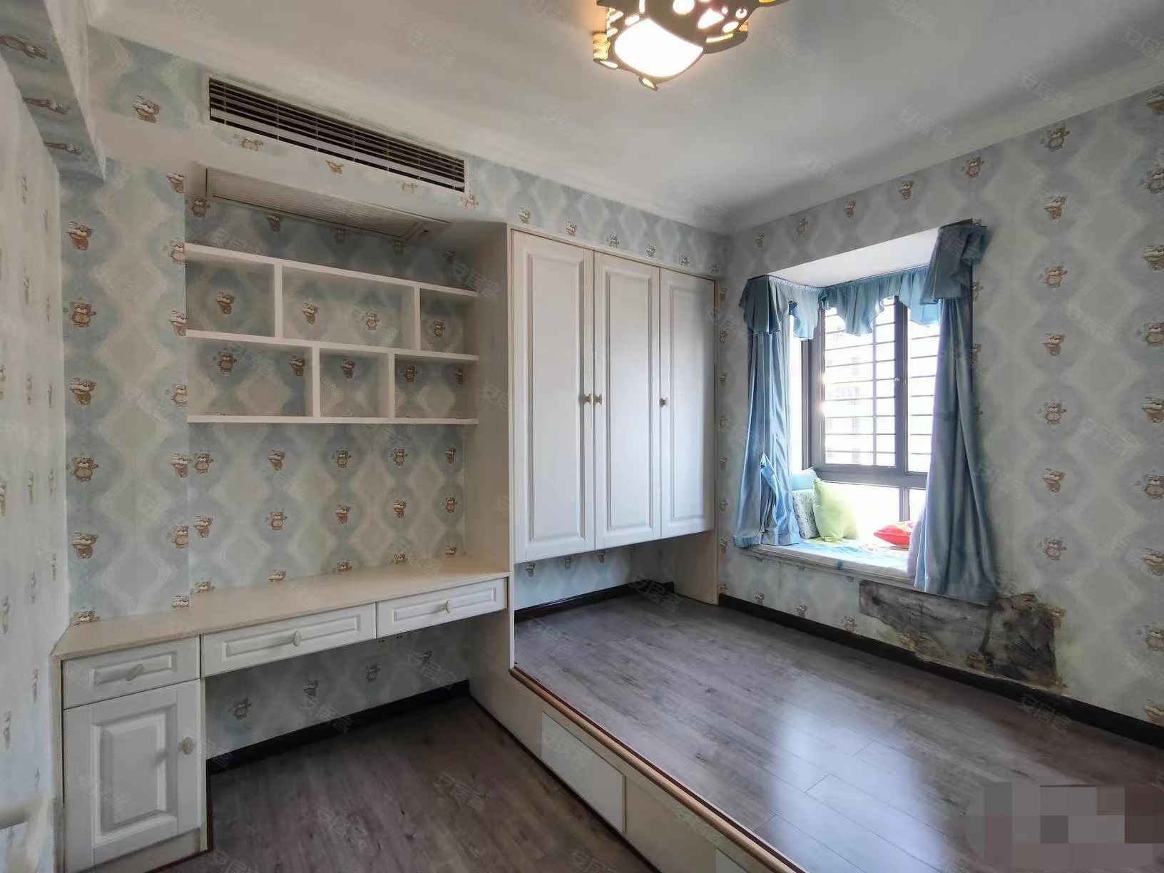 87，手付1万，单价4500，精装三房，读立连廊，证满二，家具家电全送，电梯小高层