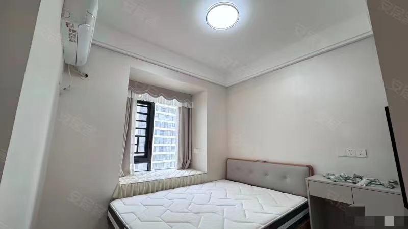 262，蓝天花园，亏本20万精装三房，全新装修可看公园，边户双阳台，9.9成新，一梯一户，好楼层