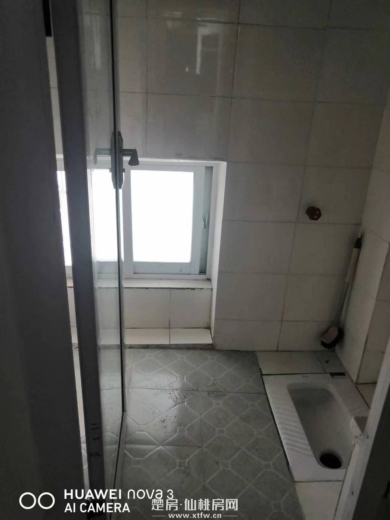 离仙桃中学和富迪三友生活广场50米，汉江学生公寓