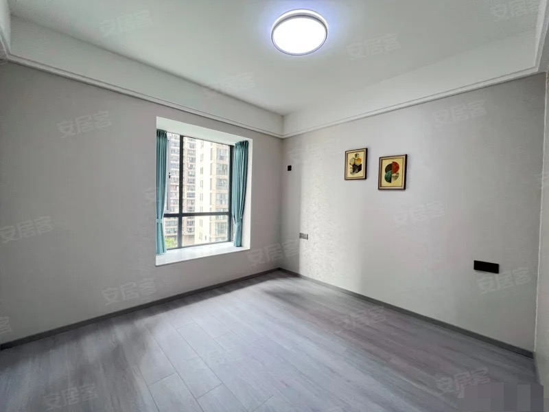 急售，吾悦旁，精装三房两卫，电梯8楼，朝阳xiao学元泰三中。一天未住